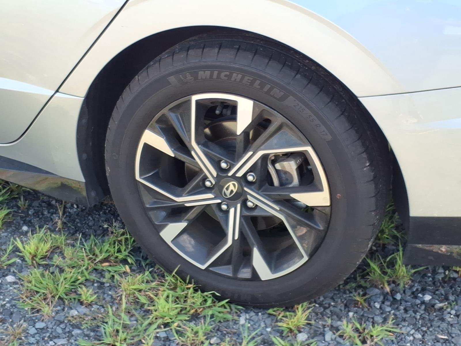 Used 2025 Aero Silver Hyundai SEL image 13