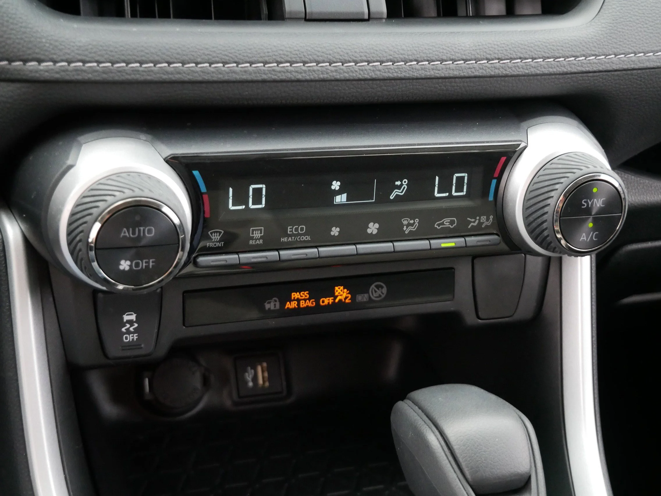 2025 Toyota RAV4 LE - Photo 24