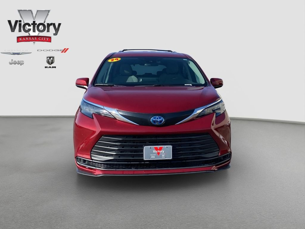 Used 2024 Toyota Sienna LE with VIN 5TDKRKEC4RS215405 for sale in Kansas City
