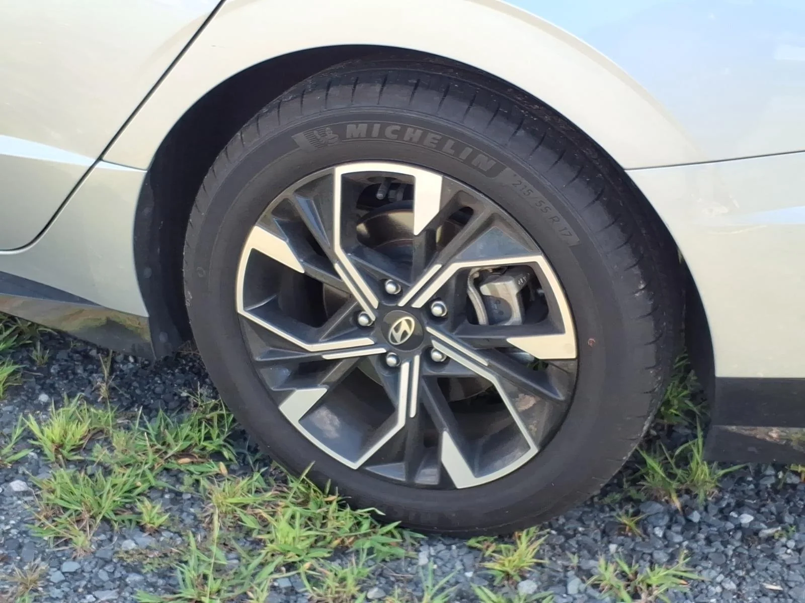 Used 2025 Aero Silver Hyundai SEL image 13