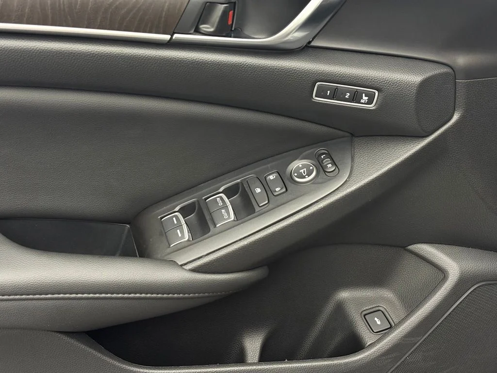 Used 2020 Silver Honda EX-L image 16