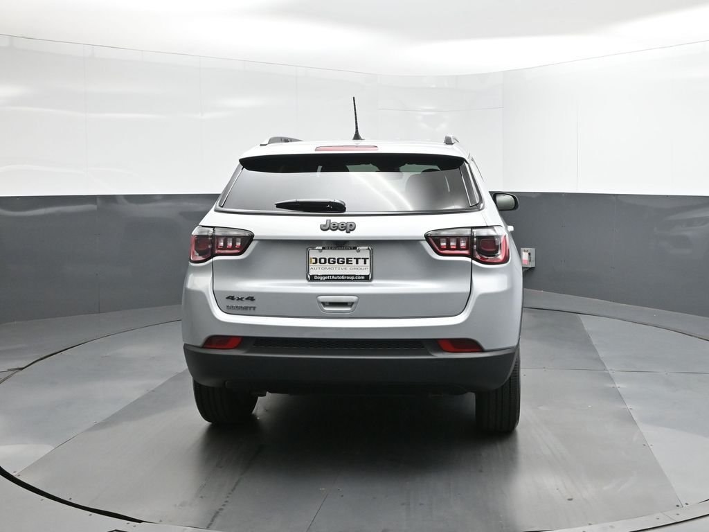 New 2026 Silver Zynith Metallic Clearcoat Jeep Latitude image 8