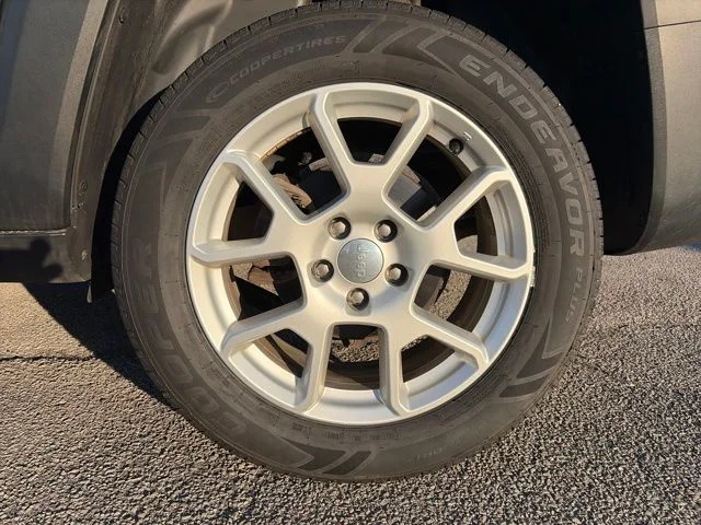 Used 2019 Black Jeep Latitude image 24