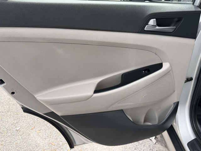 Used 2017 Molten Silver Hyundai SE image 8