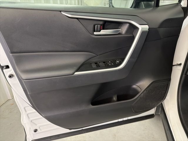 Used 2025 Ice Toyota XLE image 9