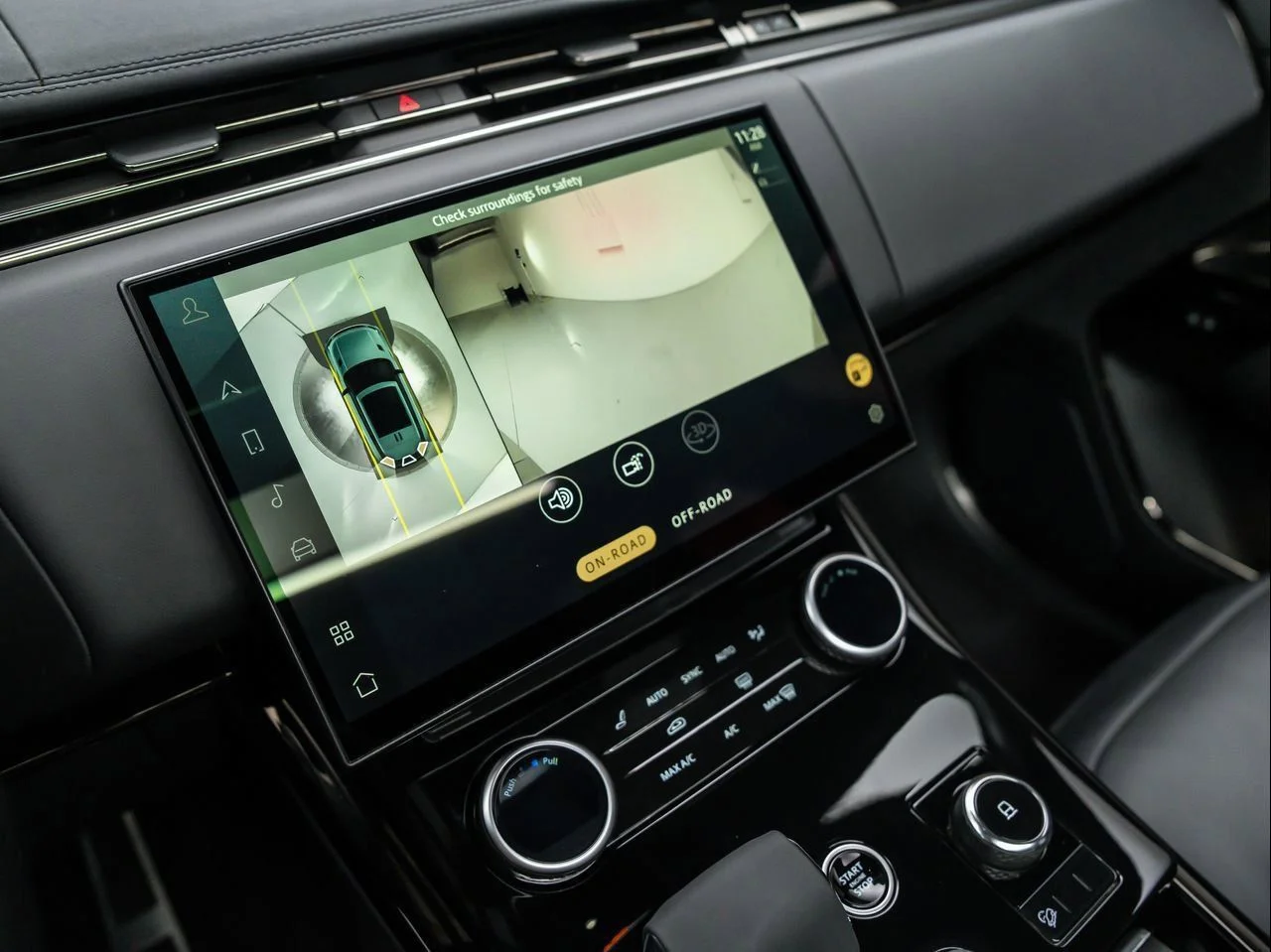 Used 2023 Black Land Rover SE Dynamic image 19