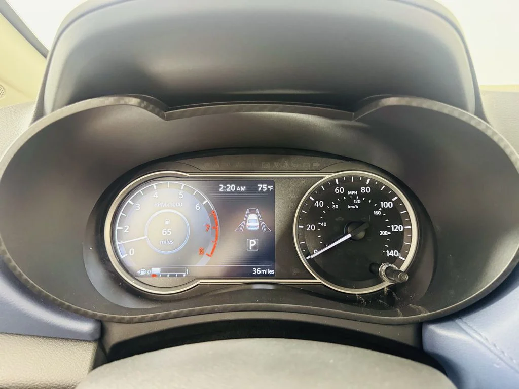 Used 2025 Silver Nissan 1.6 SV image 9