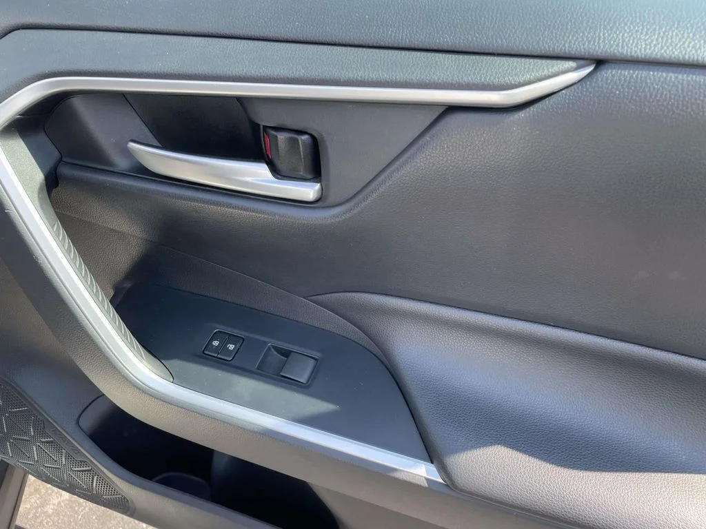 Used 2019  Toyota XLE image 7