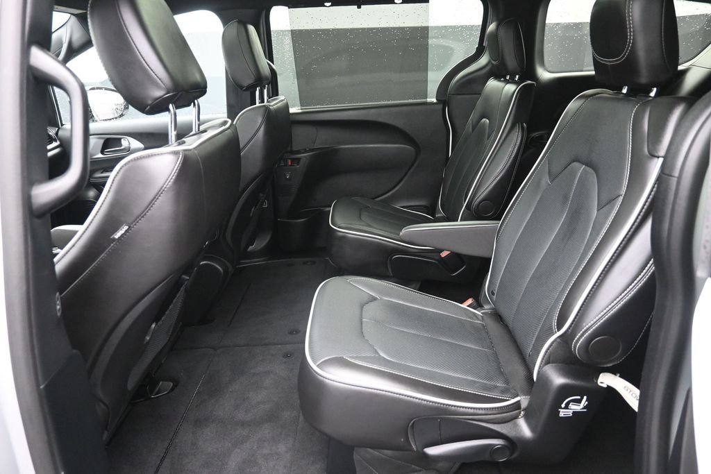 Used 2026 Silver Chrysler Limited image 7