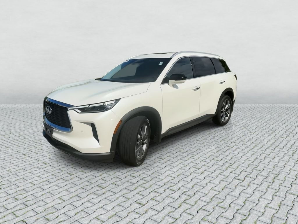 Certified Used 2023 Majestic White INFINITI LUXE image 4