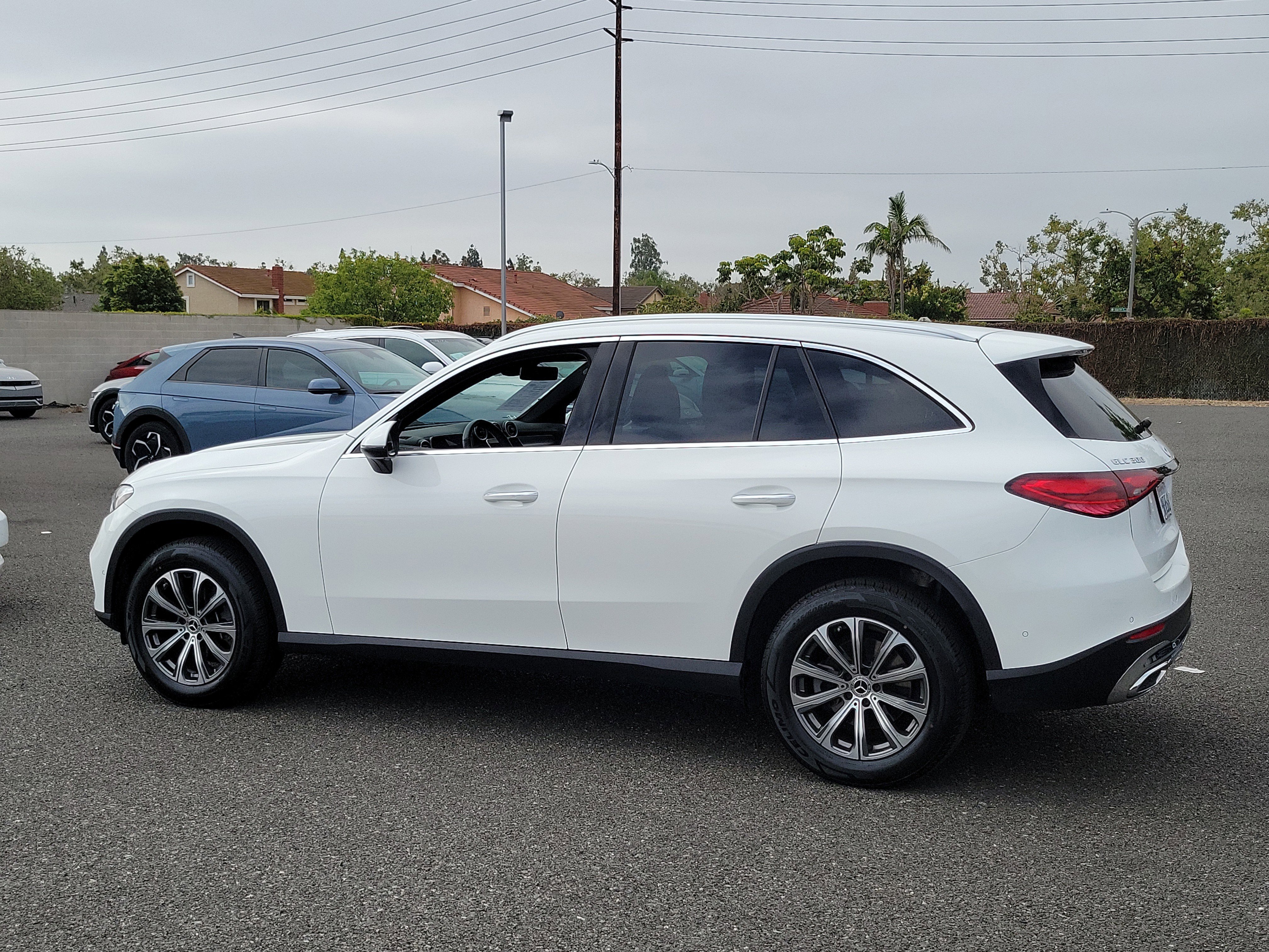 Used 2024 MANUFAKTUR Moonlight White Metallic Mercedes-Benz GLC 300 image 30