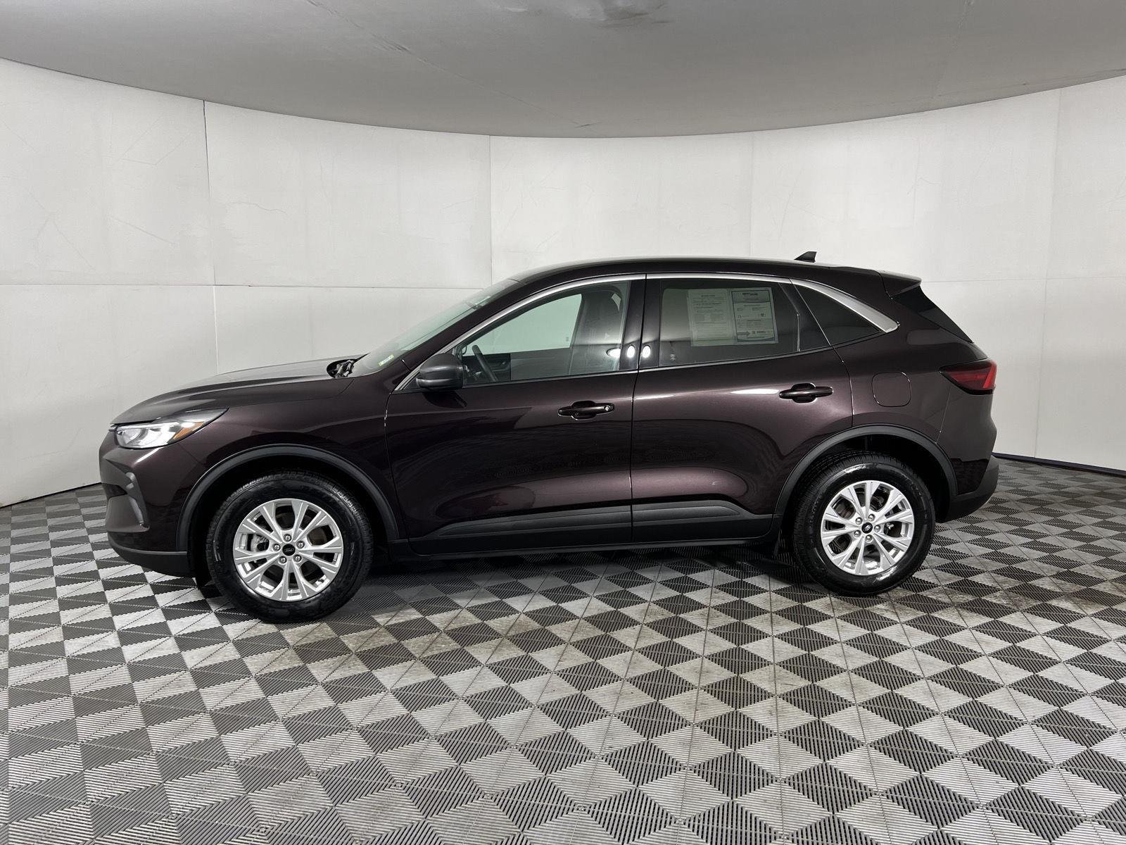 Used 2023 Cinnabar Red Ford Active image 15