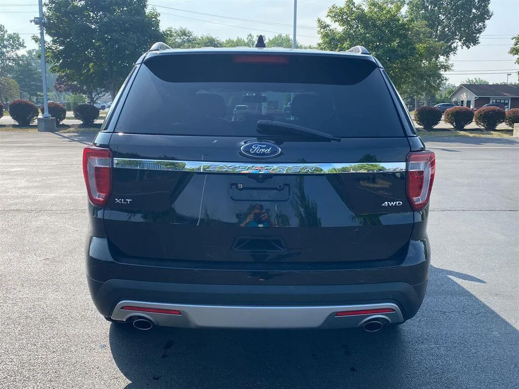 Used 2017 Shadow Black Ford XLT image 9