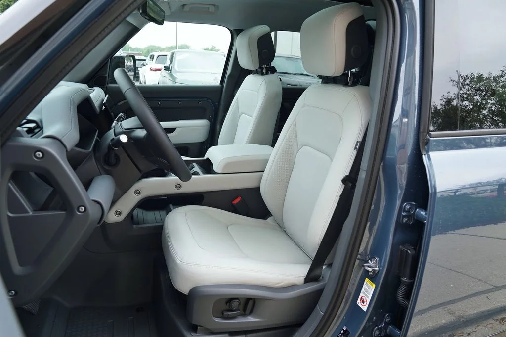 New 2026 Tasman Blue Land Rover X-Dynamic SE image 12
