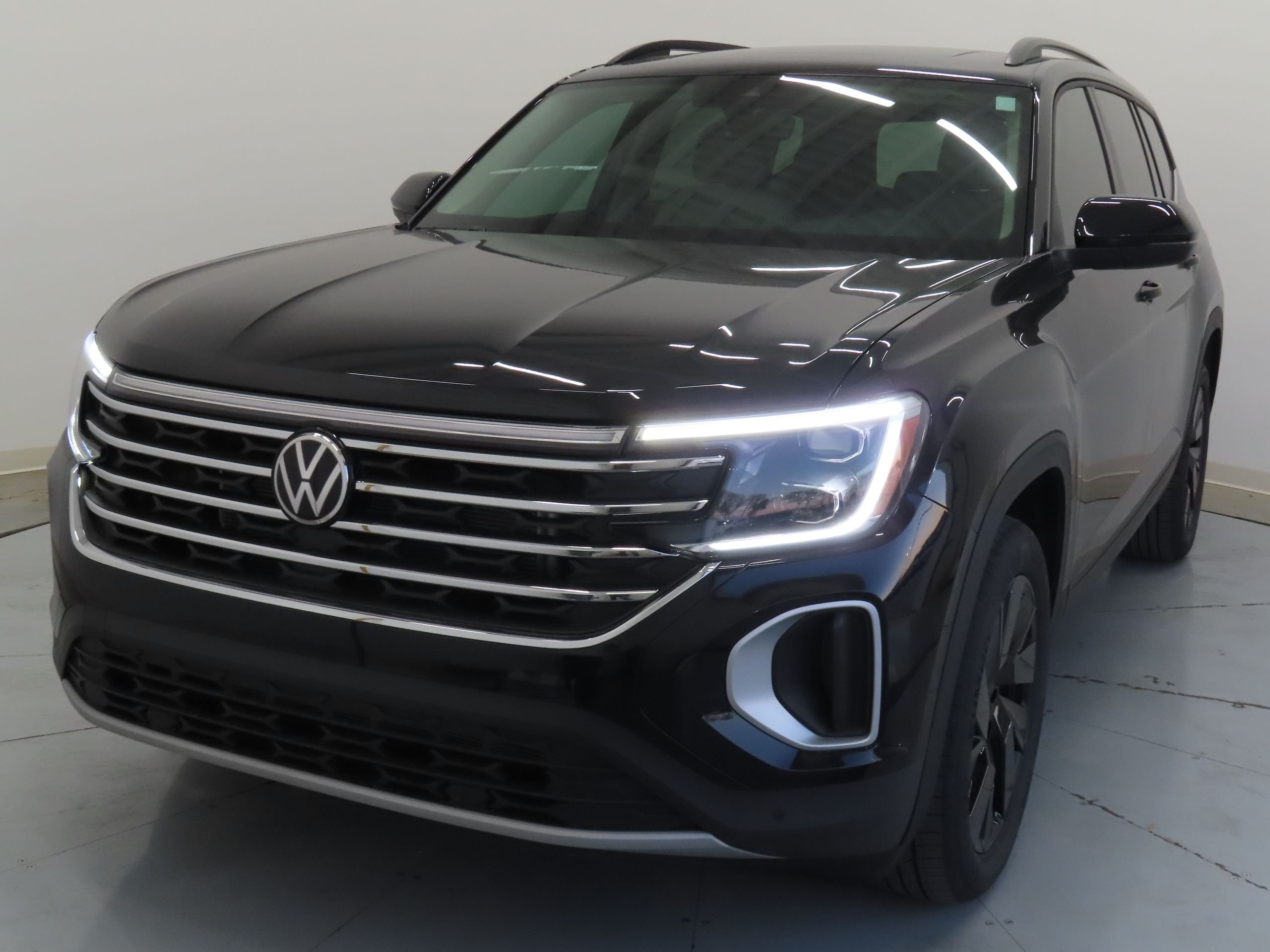 New 2026 Black Volkswagen 2.0T SE w/Technology image 8