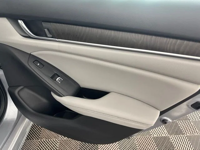 Used 2018  Honda Touring image 27