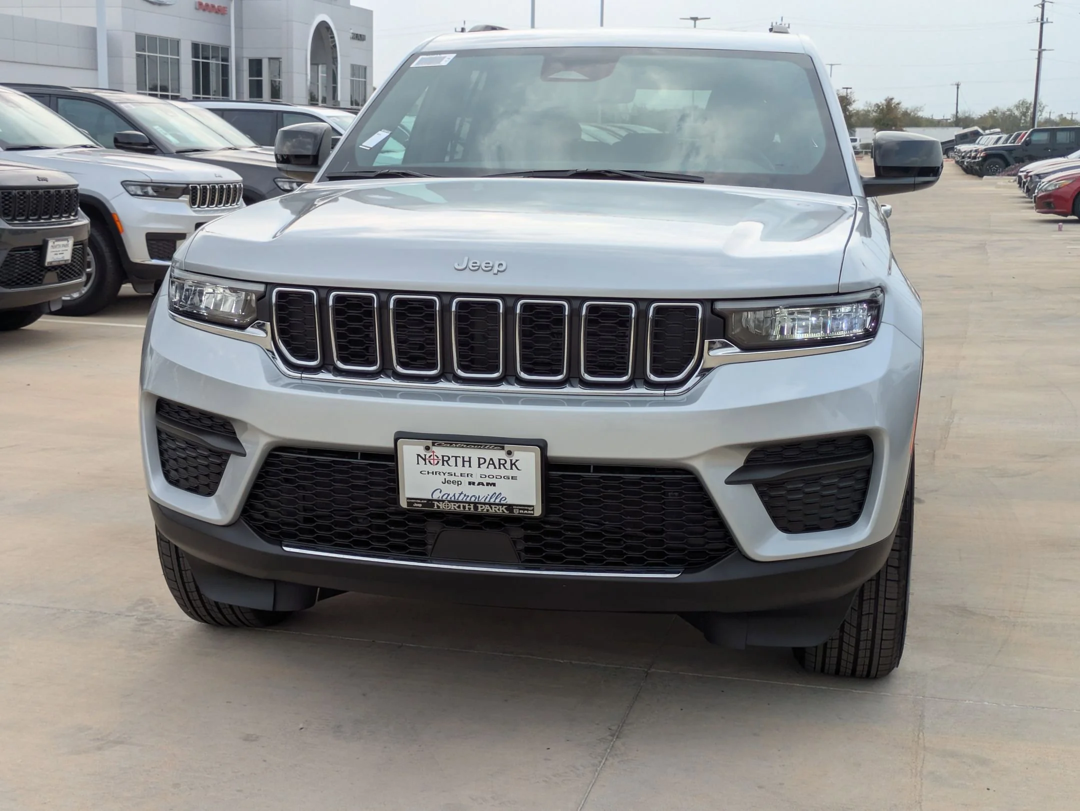 New 2025 Silver Zynith Exterior Paint Jeep Laredo image 8