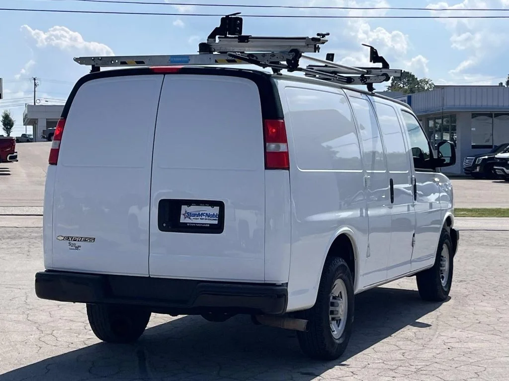 Used 2022 SUMMIT WHITE Chevrolet RWD 3500 Regular Wheelbase WT image 8
