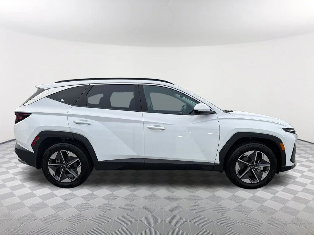 Used 2025 White Hyundai SEL image 4