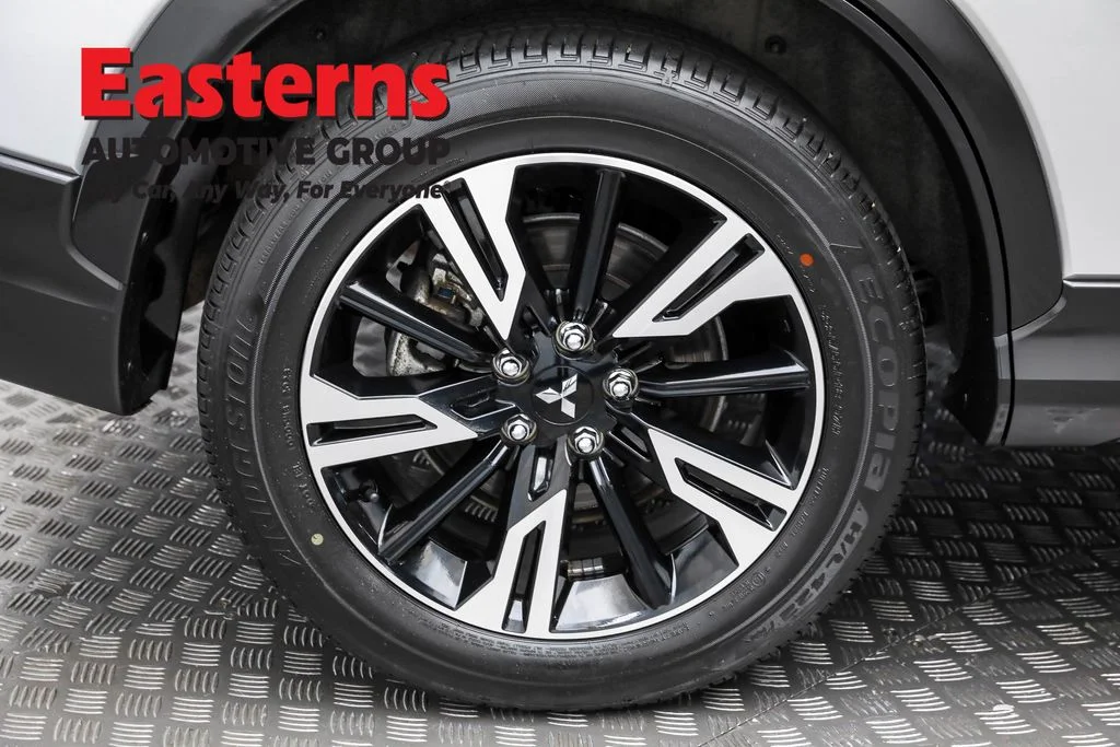 Used 2024 Silver Mitsubishi SE image 28