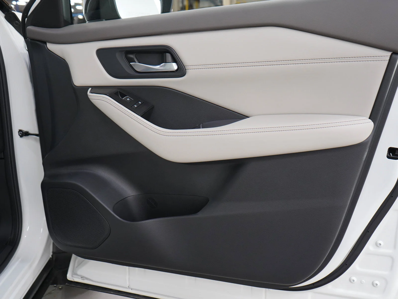 Used 2023 Pearl White Tricoat/Super Black Nissan SL image 9