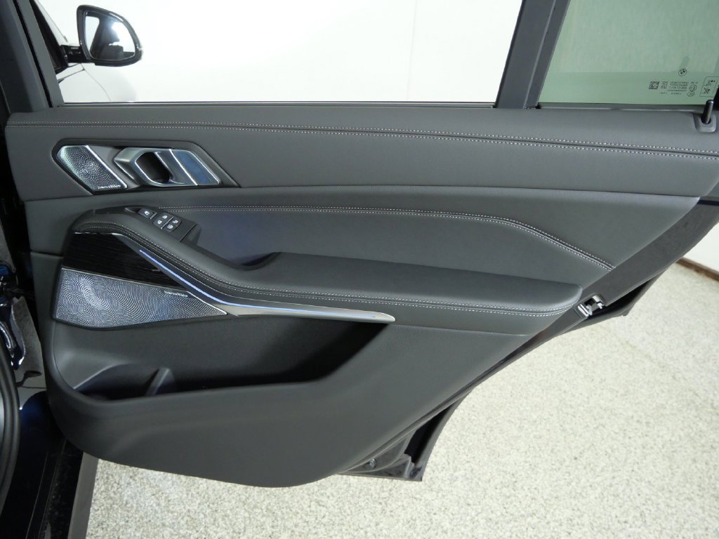 Used 2027 Black BMW xDrive40i image 26