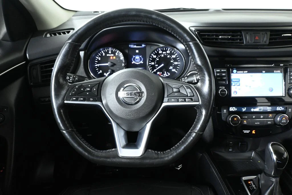 Used 2017 Blue Nissan SL image 18