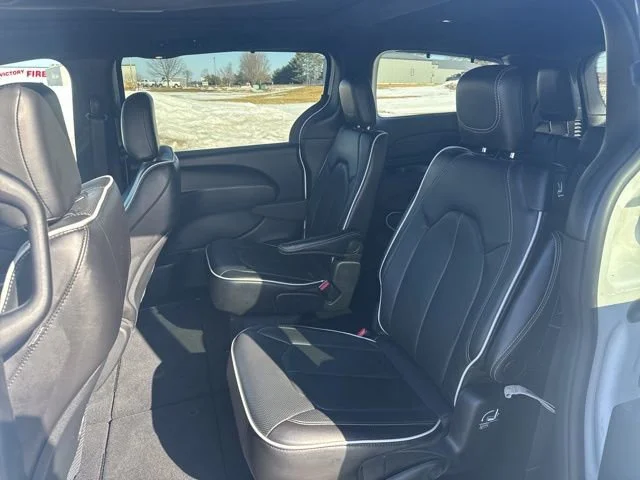 Used 2025 White Chrysler Limited image 28