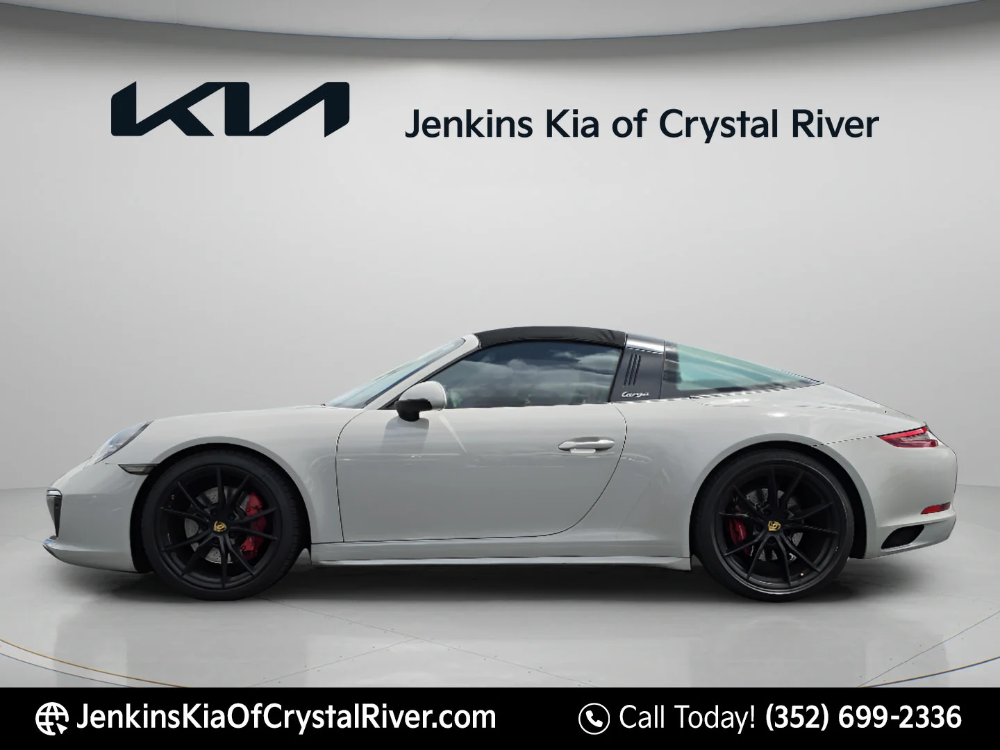 Used 2018 Chalk Porsche 4S image 9