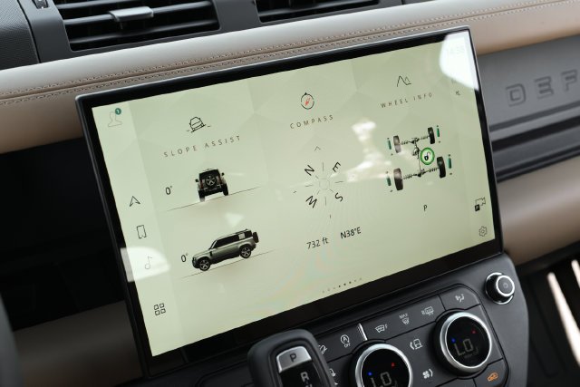 New 2026 Santorini Black Land Rover X-Dynamic SE image 31