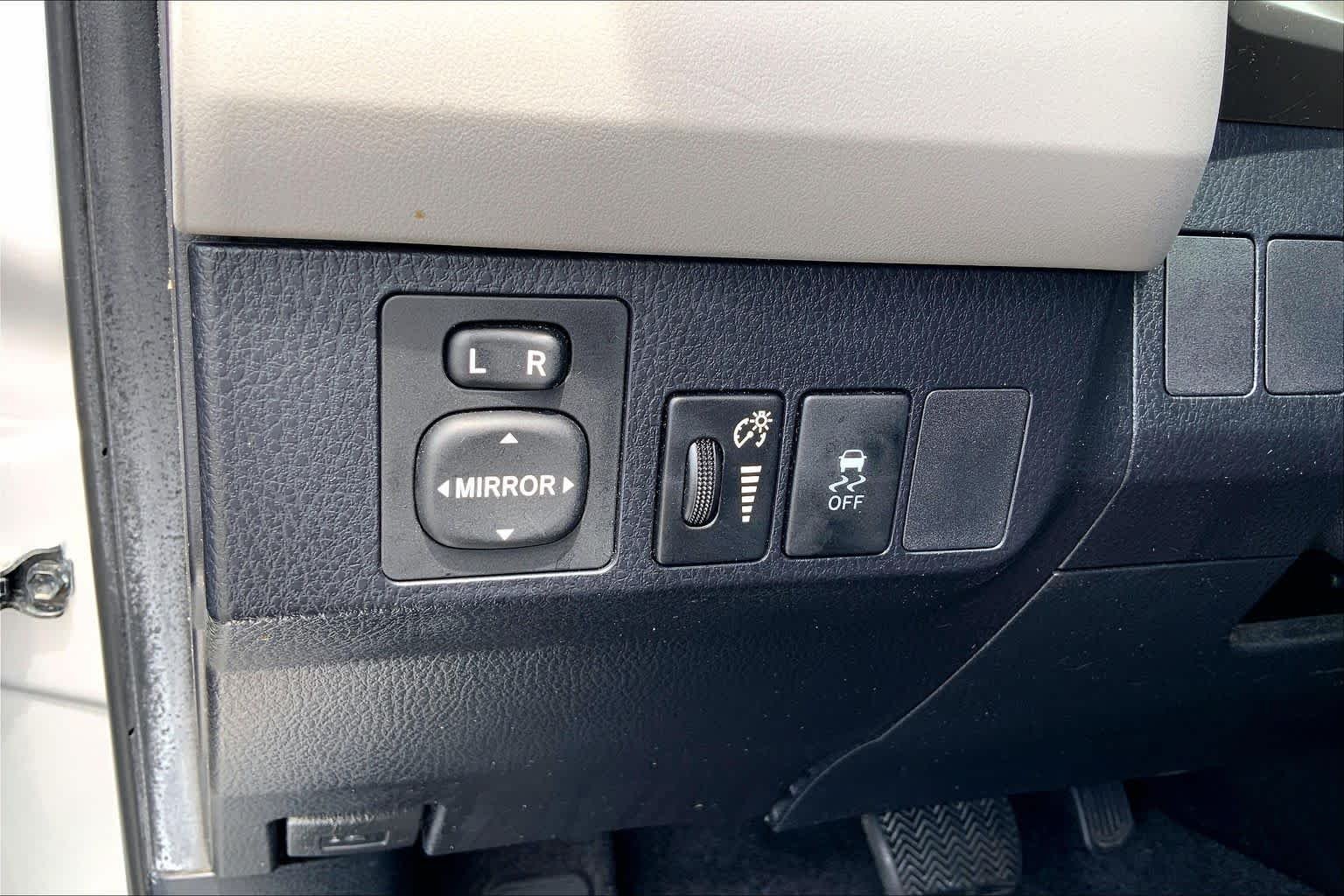 Used 2013 Classic Silver Metallic Toyota LE image 35