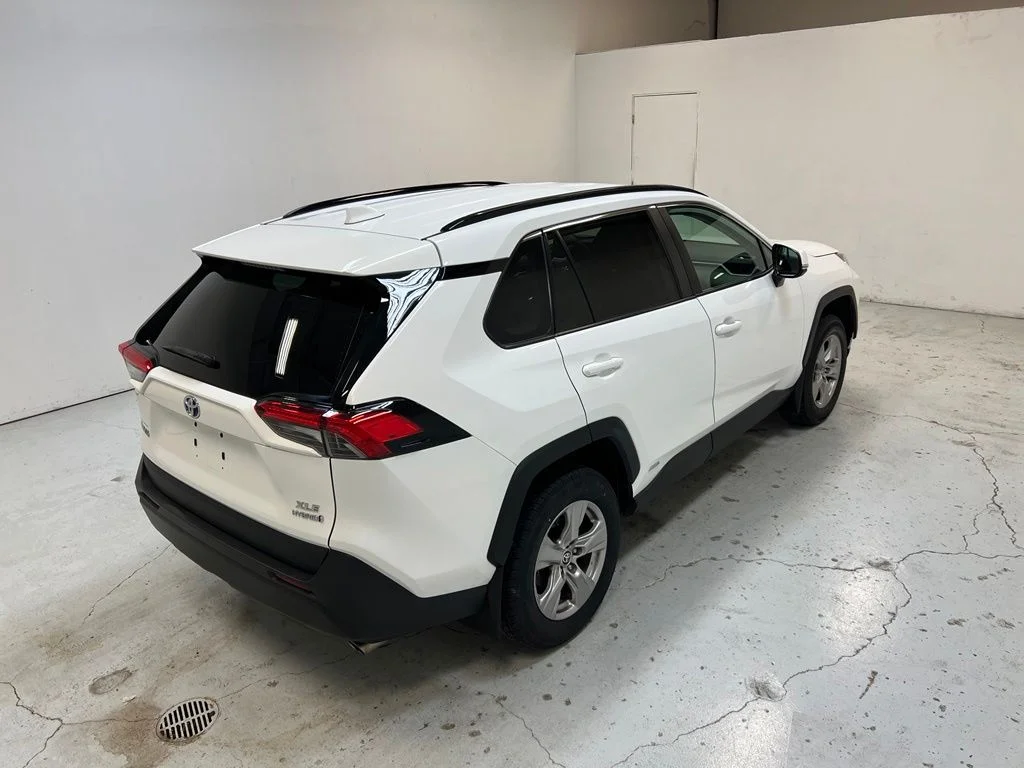 Used 2022 White Toyota XLE image 3