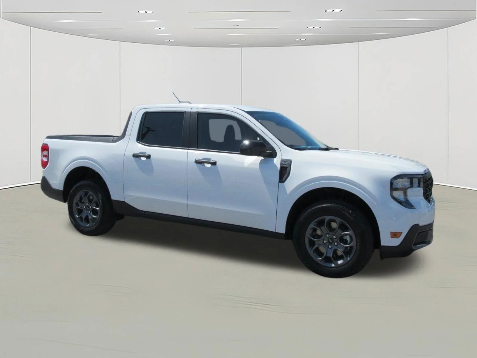 New 2026 Oxford White Ford XLT image 2