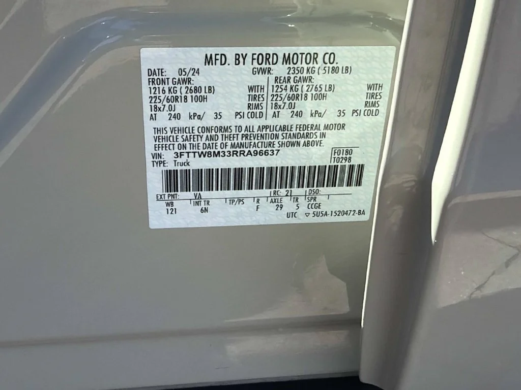 Used 2024  Ford Lariat image 32