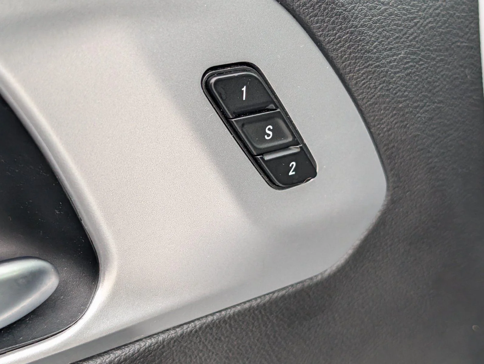 Used 2024 Bright White Clearcoat Chrysler Hybrid S Appearance Pkg image 16