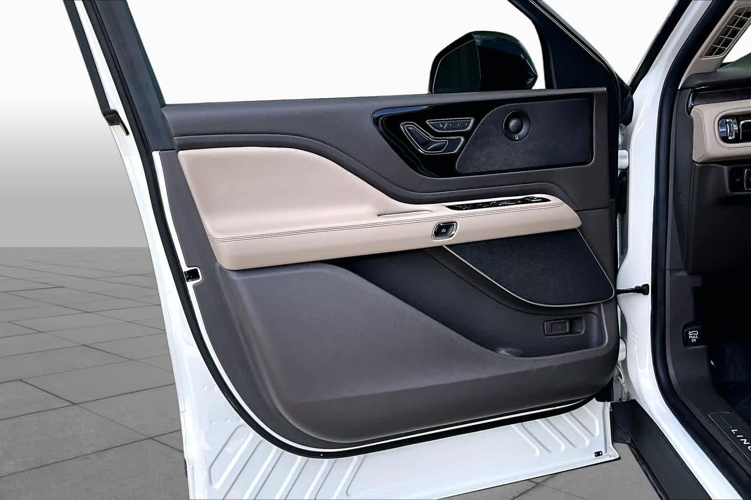 Used 2023 Pristine White Metallic Tri-Coat Lincoln Reserve image 19