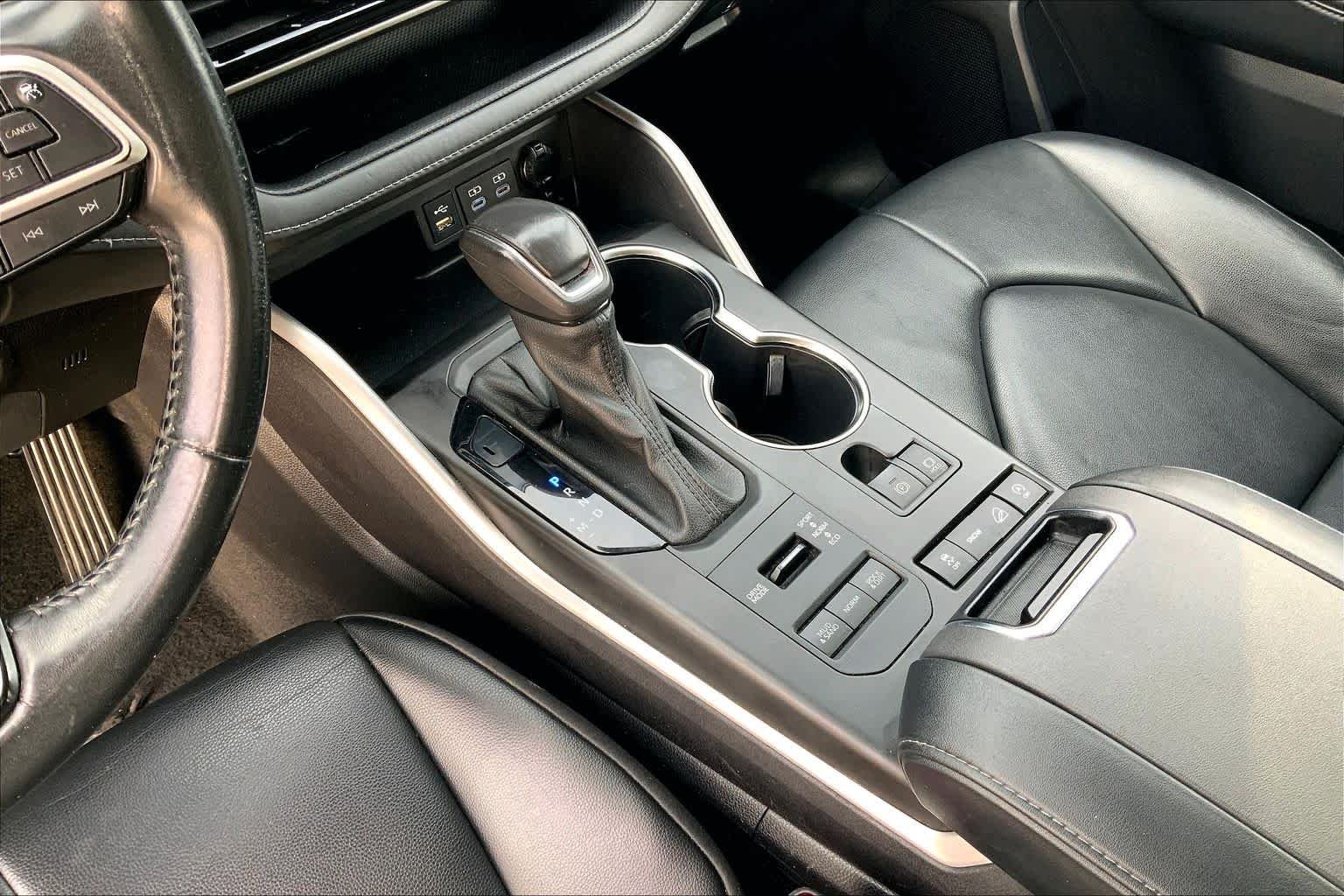 Used 2022 Midnight Black Metallic Toyota XLE image 15