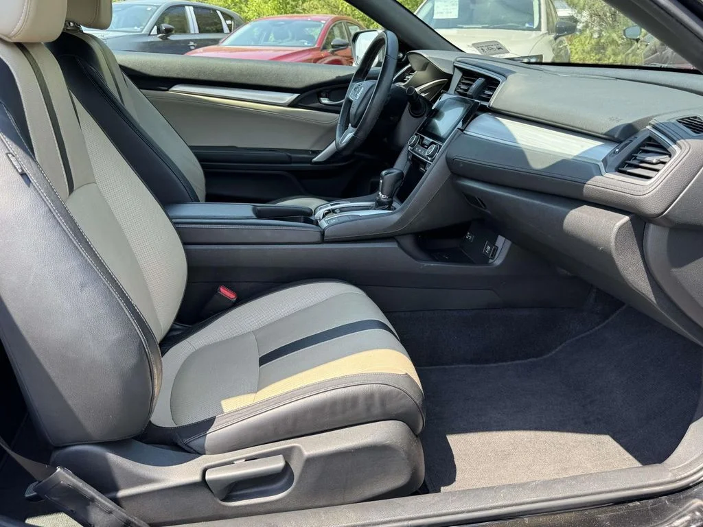 Used 2016  Honda Touring image 16