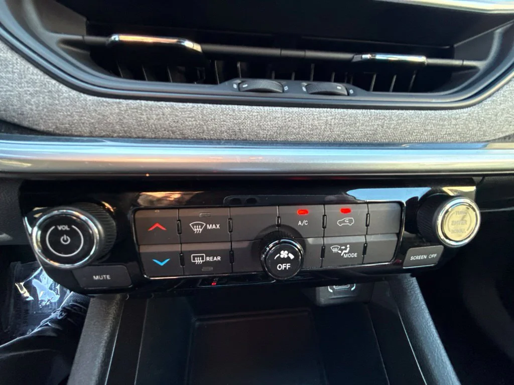 Used 2024 White Jeep Latitude image 24