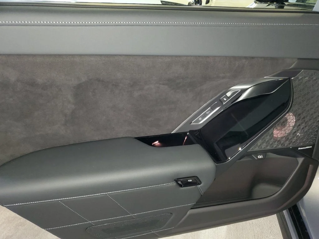 New 2027 BMW Individual Two-Tone Oxide Grey Metallic with Black Sapphire Metallic BMW  image 9