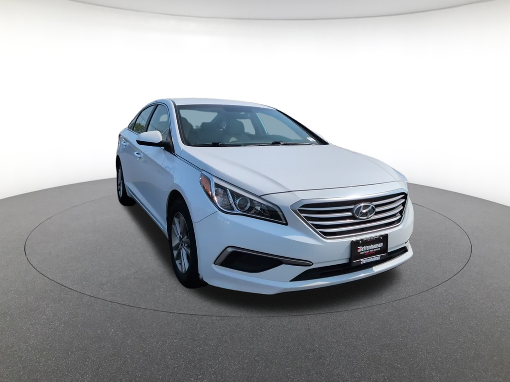 Used 2017 White Hyundai Base image 3