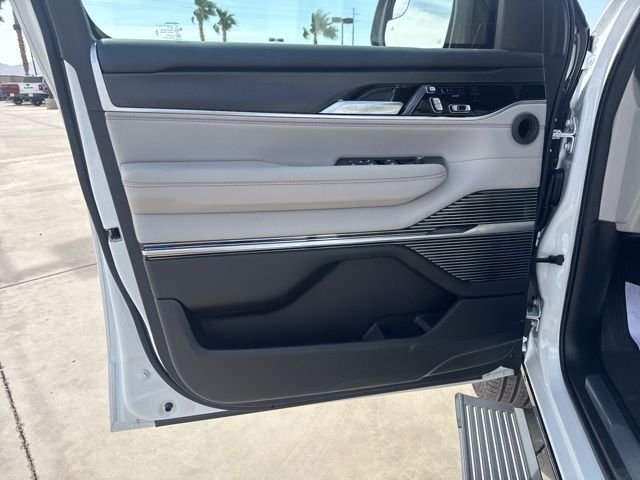 New 2026 Bright White Clear-Coat Exterior Paint Jeep Summit Obsidian image 21