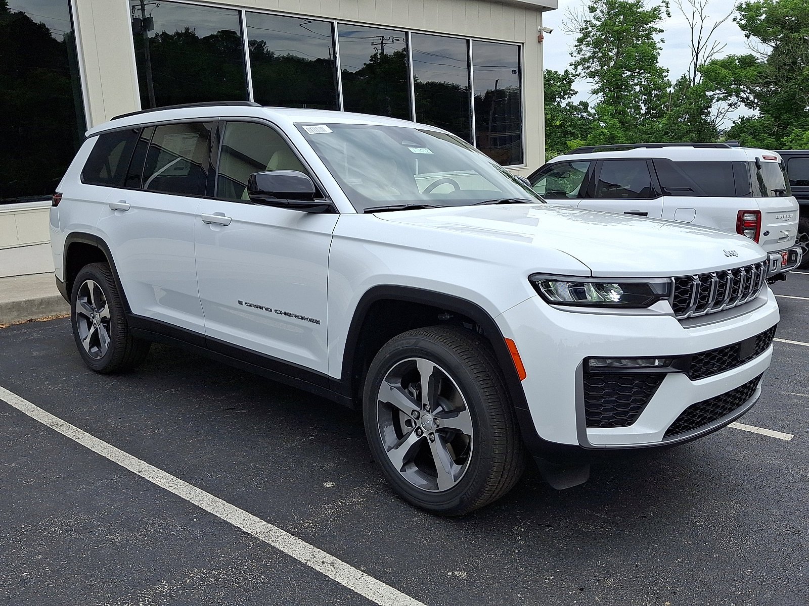New 2026 Bright White Clear-Coat Exterior Paint Jeep Limited image 2