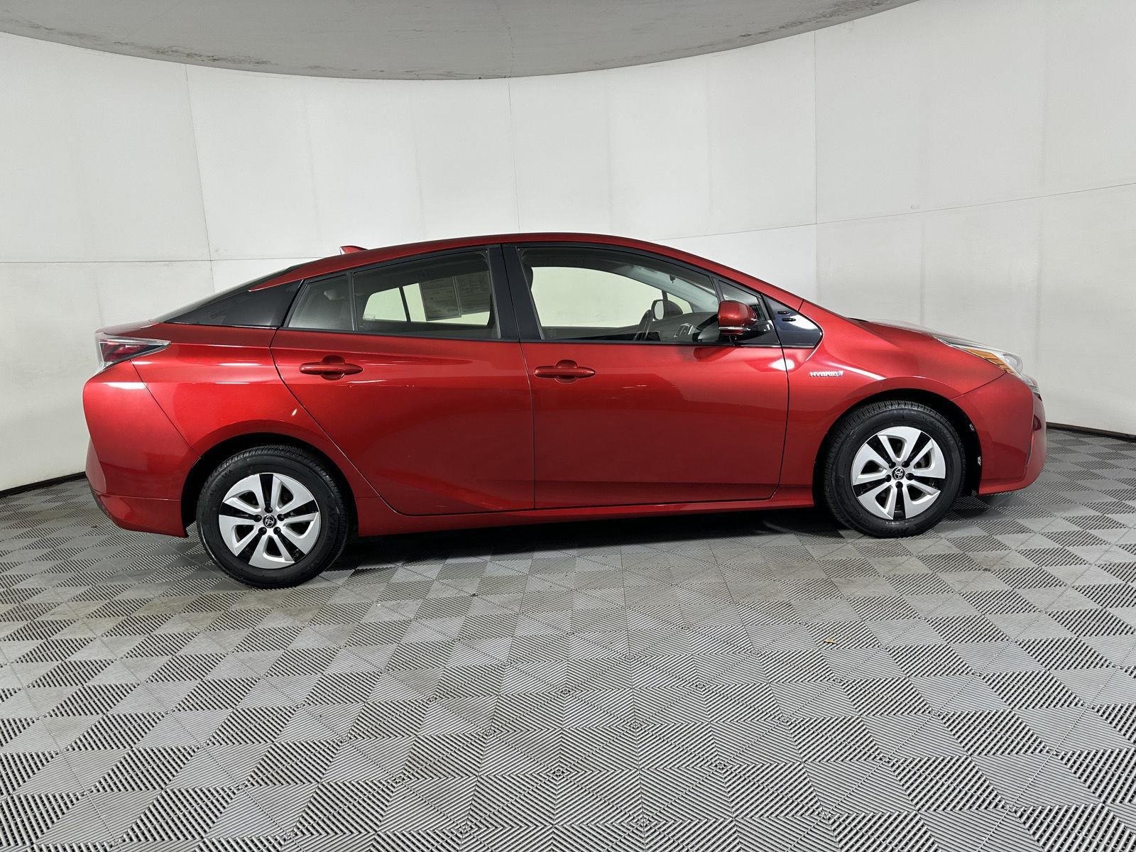 Used 2016 Hypersonic Red Toyota Three image 21