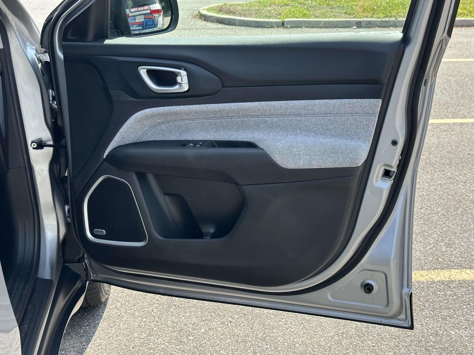 Used 2022 Silver Jeep Latitude image 22