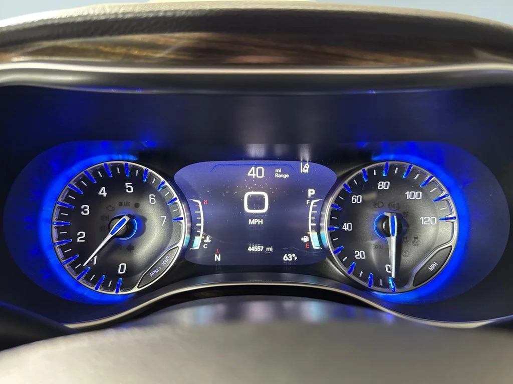 Used 2021 Crystal Metallic Chrysler Limited image 22