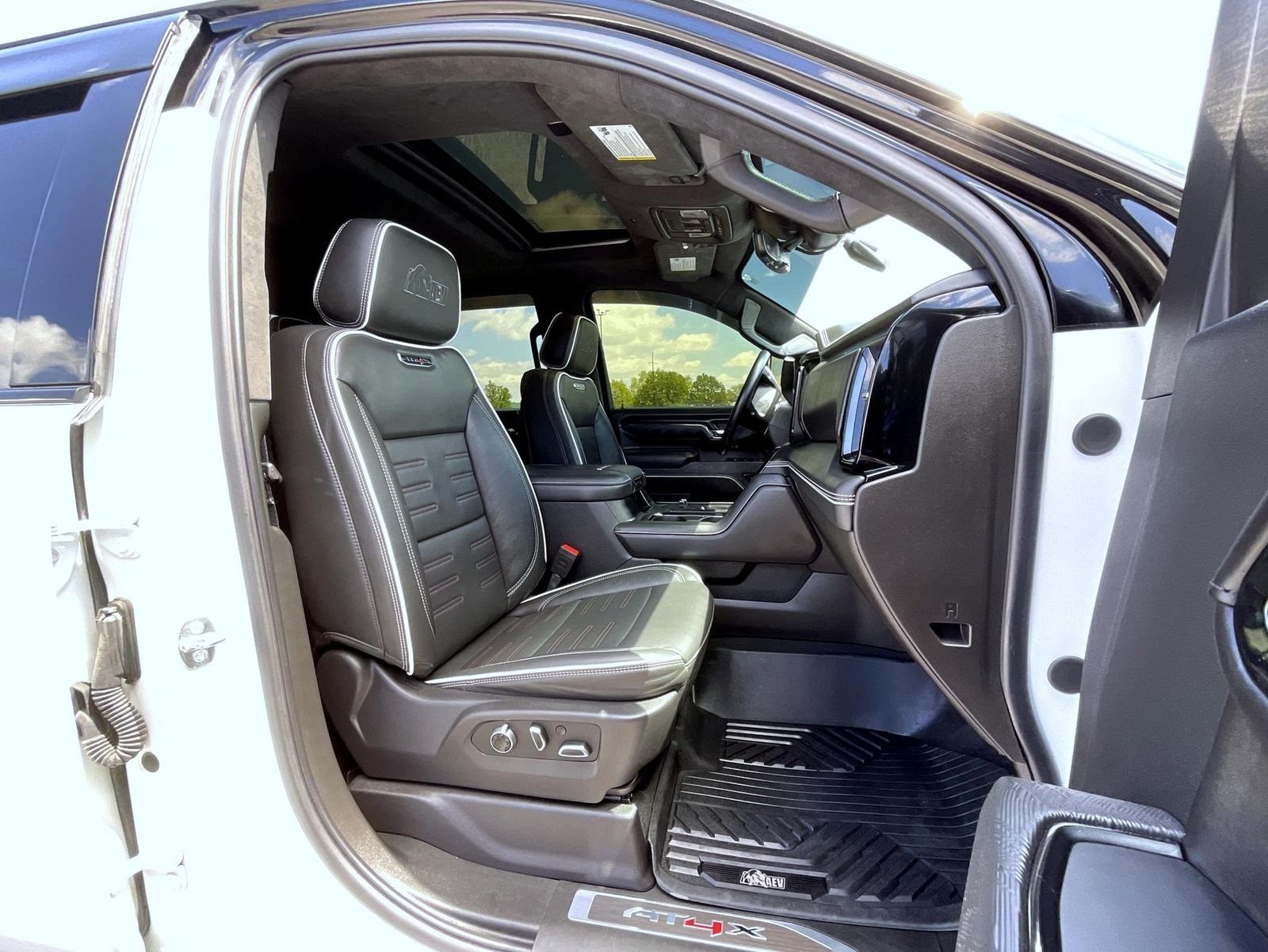 Used 2024 White GMC AT4X image 15