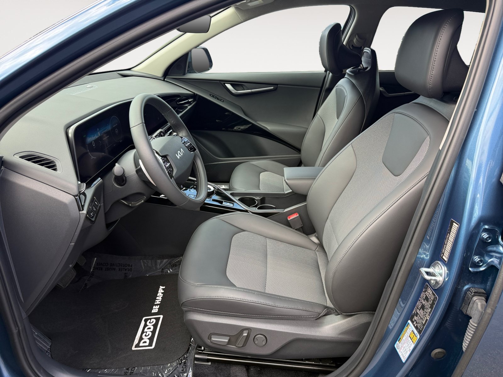Used 2024 Mineral Blue Kia Wind image 10