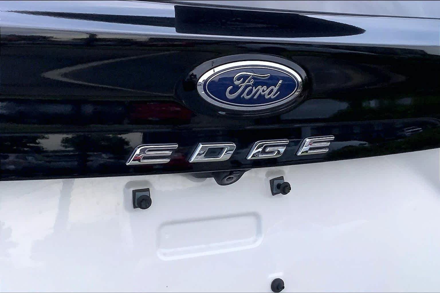 Used 2022 Star White Metallic Tri-Coat Ford Titanium image 30