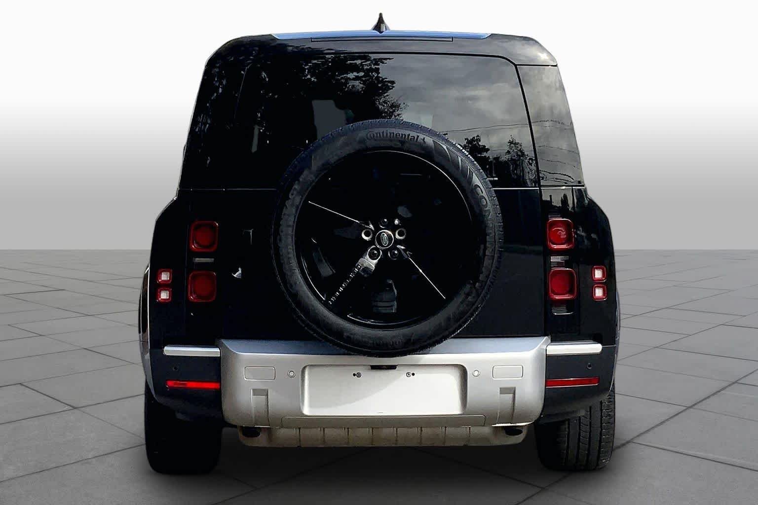 Used 2024 black Land Rover S image 5